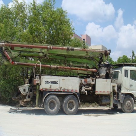 Used Schewing pump truck  made in 2000 Working hours: 4800 working hours GOOD WORKING CONDIITON